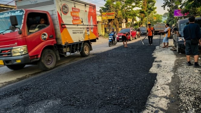 Perbaikan jalan rusak di Kota Semarang.