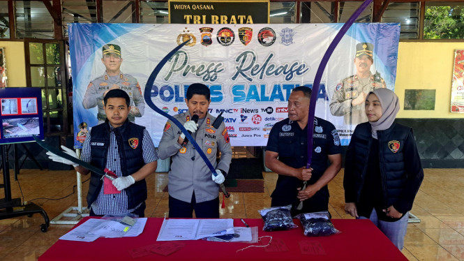 Kapolres Salatiga AKBP Ade Papa Rihi Tunjukkan Barang Bukti Tawuran Di Salatiga