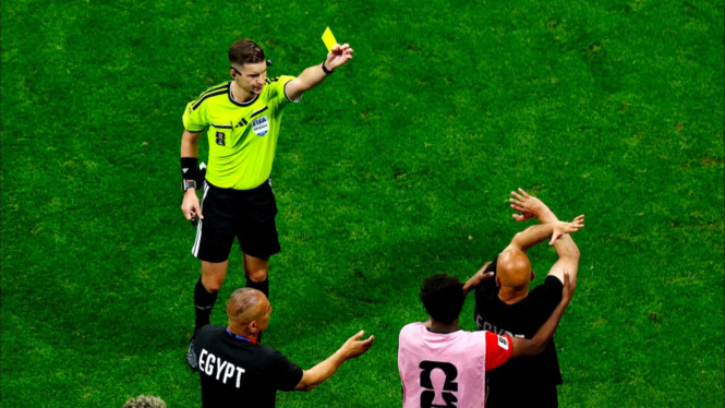 Wasit Francois Letexier yang memicu kontroversi saat memimpin laga Mesir melawan Argentina di Piala Dunia 2026.