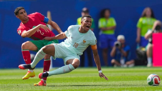 Hakimi dan Mbappe bertarung pada laga Maroko melawan Prancis di babak Perempat Final Piala Dunia 2026.