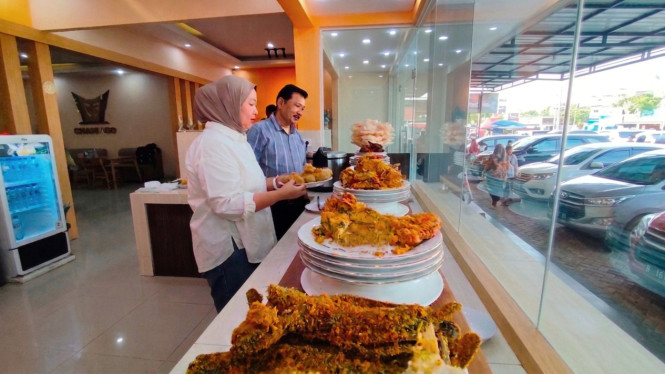 Uda Awal dan Bunda Indri, pemilik Rumah Makan Padang Chaniago yang merintis usaha dari bawah.