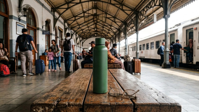 Gambar ilustrasi tumbler ketinggalan di stasiun kereta api.