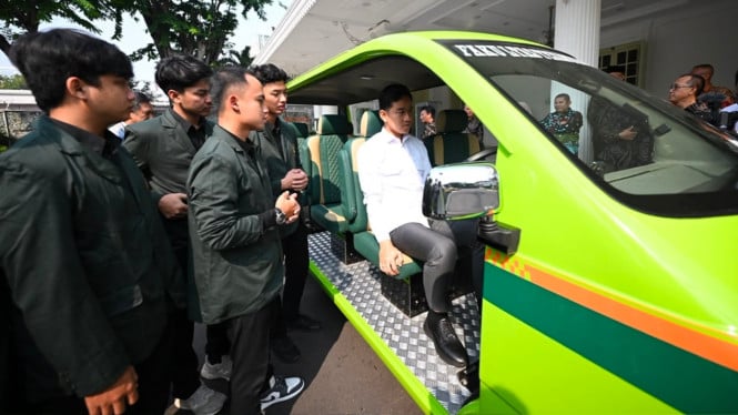 Wapres Gibran mencoba mobil listrik MOLISA karya mahasiswa Unissula Semarang.