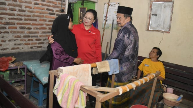 Wali Kota Semarang Agustina mengunjungi warga Mangkang Kulon, Kecamatan Tugu.