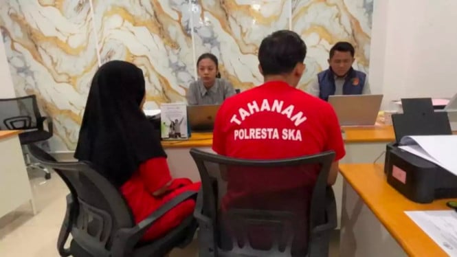 Sepasang kekasih harus berurusan dengan polisi karena meninggalkan bayinya di toilet kereta api.