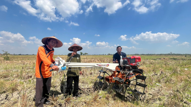 Petani di Demak mendapatkan bantuan traktor tangan untuk mengolah sawah.