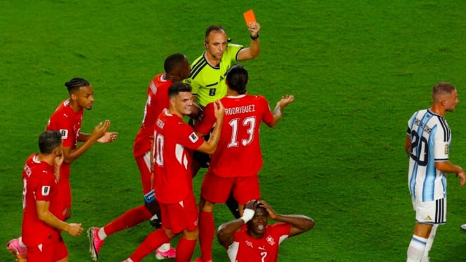 Wasit memberikan kartu merah kepada pemain Swiss Embolo saat berlaga melawan Argentina.