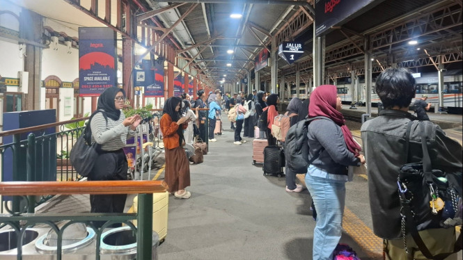 Penumpang kereta api di Stasiun Semarang Tawang.
