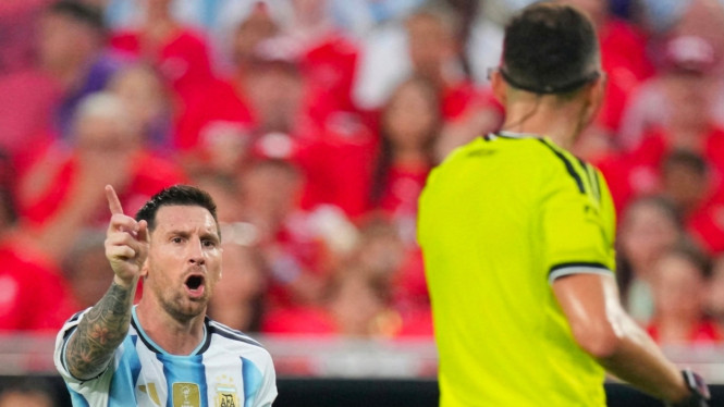 Messi terpantau memaki wasit saat laga Argentina melawan Swiss.
