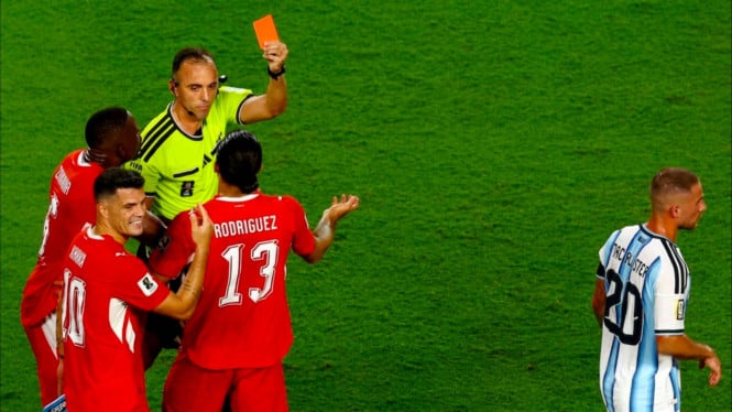 Wasit beri kartu merah kepada lawannya Argentina.
