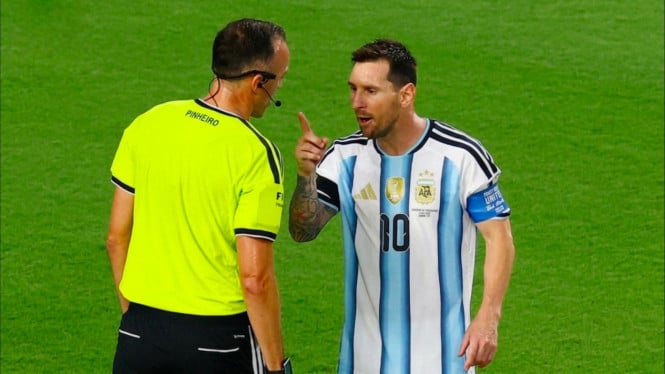 Wasit berdebat dengan kapten Argentina di Piala Dunia 2026.