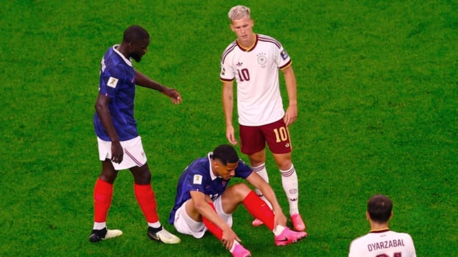 Pemain Prancis William Saliba cedera saat berlaga di semifinal Piala Dunia 2026.