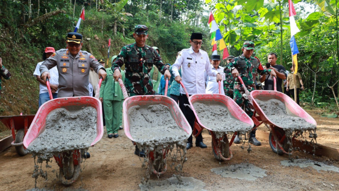 Peletakan batu pertama dimulainya TMMD di Kabupaten Purworejo.
