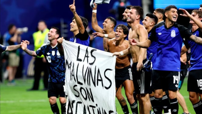 Lionel Messi dan para pemain tim nasional Argentina membentangkan spanduk politik bertuliskan "Las Malvinas Son Argentinas".