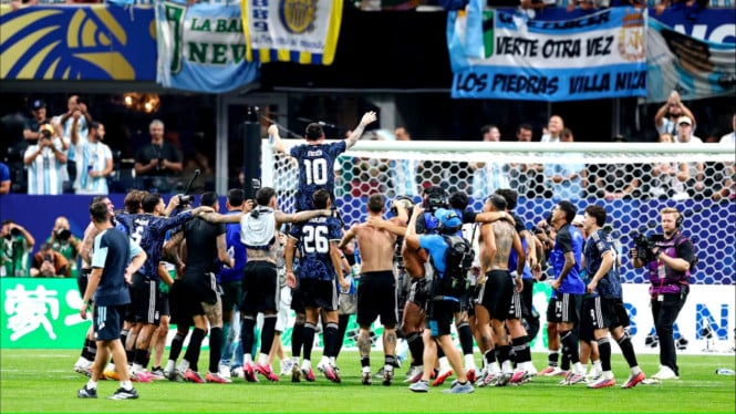 Argentina terancam sanksi FIFA akibat para pemainnya membentangkan spanduk politik di lapangan.