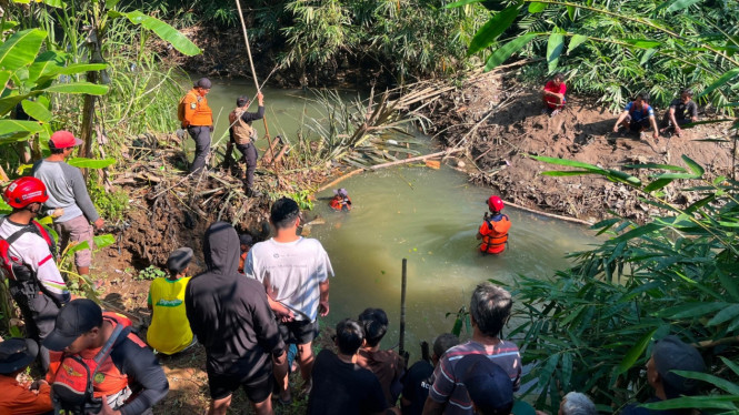 Tim SAR gabungan berupaya mencari dan menyelamatkan dua bocah yang tenggelam di saluran Irigasi di Banjarnegara.