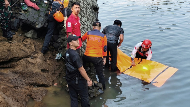 Tim SAR gabungan menemukan korban tenggelam di saluran irigasi Singomerto Banjarnegara.