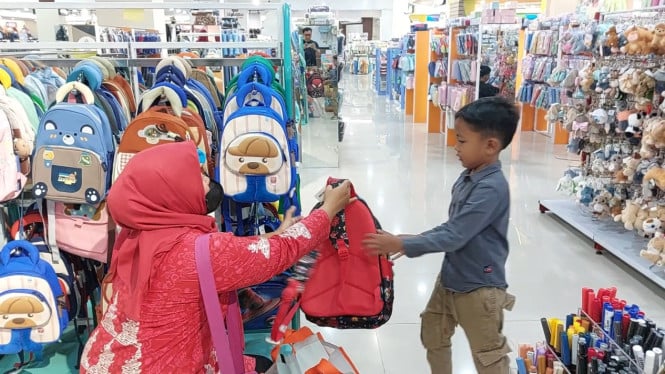 Keceriaan Anak - Anak Penerima Manfaat Bansos Perlengkapan Sekolah Dari Kemensos Antasena Magelang