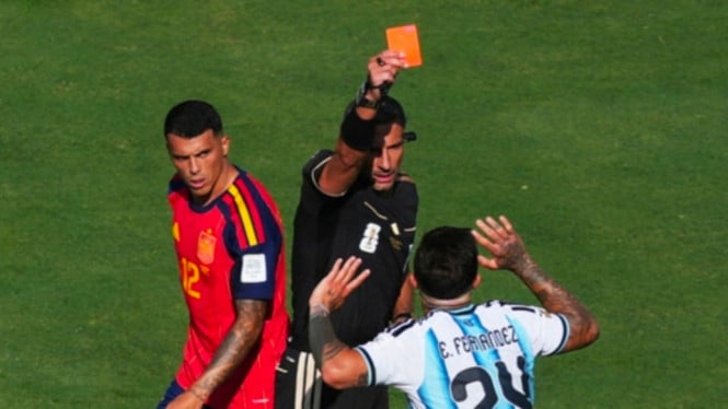 Wasit memberi kartu merah kepada pemain Argentina.