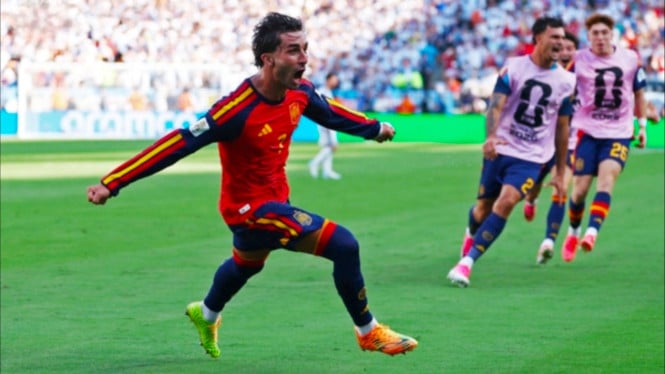 Ferran Torres merayakan gol Spanyol ke gawang Argentina.