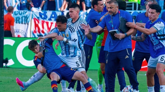 Insiden perkelahian pasca laga Argentina melawan Spanyol.