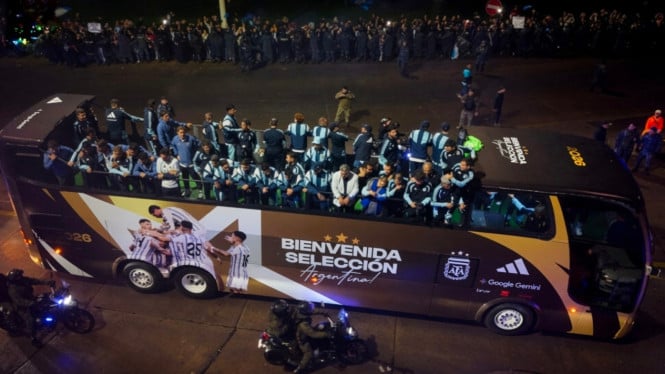 Pawai Timnas Argentina di Buenos Aires.