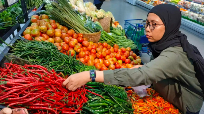 Konsumen membeli kebutuhan pokok di pasar di tengah optimisme ekonomi.