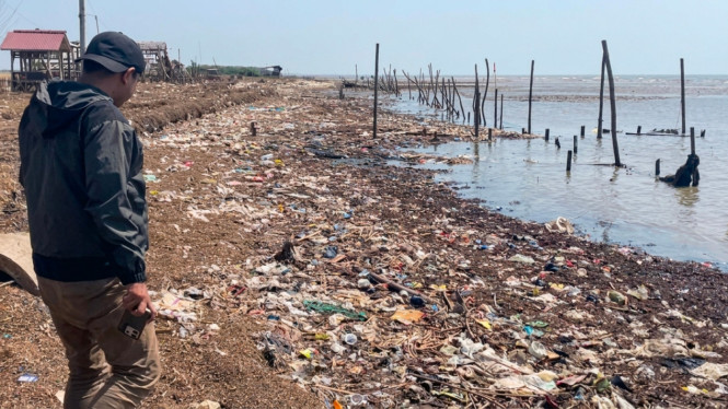 Pantai Lestari Pati kumuh tercemar sampah dan limbah tapioka.