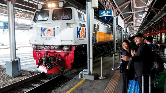 Suasana aktivitas penumpang kereta api di Stasiun Semarang Tawang.