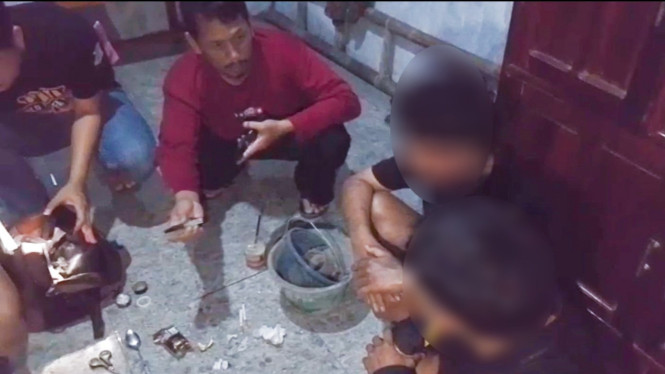 Polisi menggerebek rumah produksi ganja sinte di Pemalang.