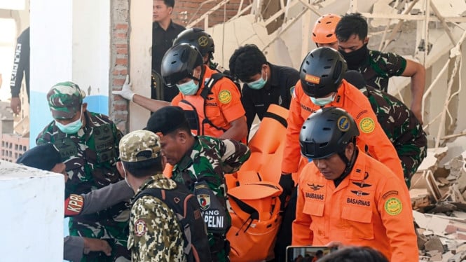 Tim SAR gabungan mengevakuasi korban gempa NTT di Pelabuhan El Say Sikka.