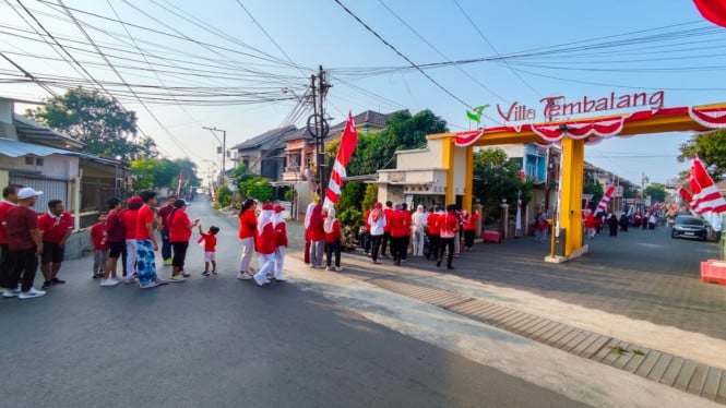 Jalan sehat merayakan tujuhbelasan HUT ke 81 RI di Villa Tembalang Semarang, kampung juara Jogo Tonggo.