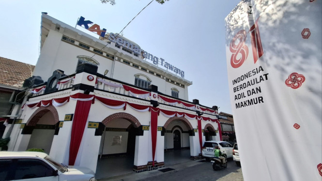 Semarak merah putih di Stasiun Semarang Tawang pada HUT ke 81 RI.