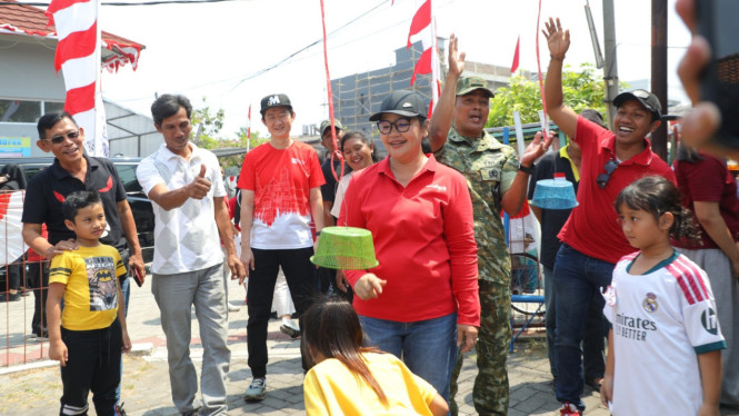 Wali Kota Semarang Agustina Wilujeng menyapa warga yang merayakan HUT ke 81 Kemerdekaan RI.