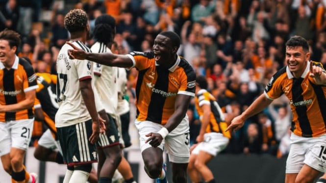 Pemain Hull City merayakan gol yang membuat Manchester United kalah.