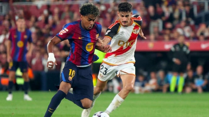 Barcelona hajar Rayo Vallecano dan depak Real Madrid dari klasemen La Liga.