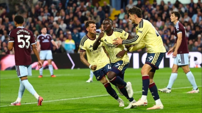 Bukayo Saka merayakan gol Arsenal ke gawang Aston Villa.