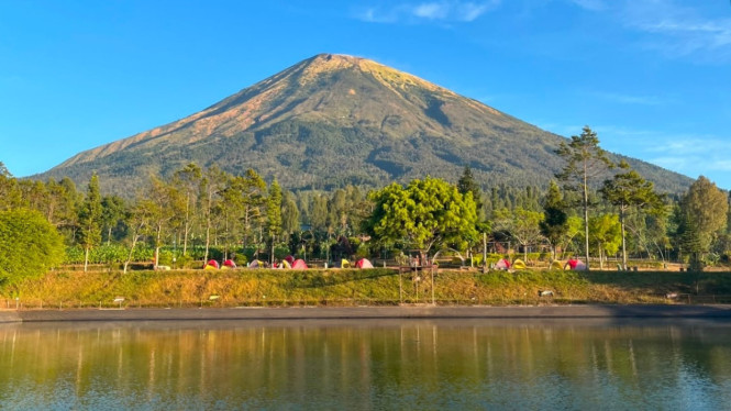 Embung Kledung di lereng Gunung Sindoro.