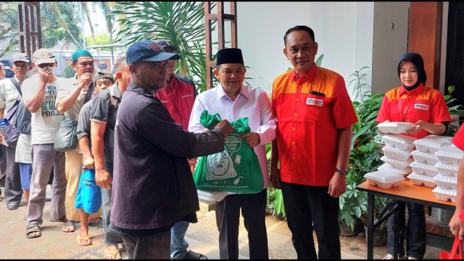 Bupati Semarang Bersama Alfamart Bagikan Ratusan Paket Sembako Bagi Masyatakat Membutuhkan