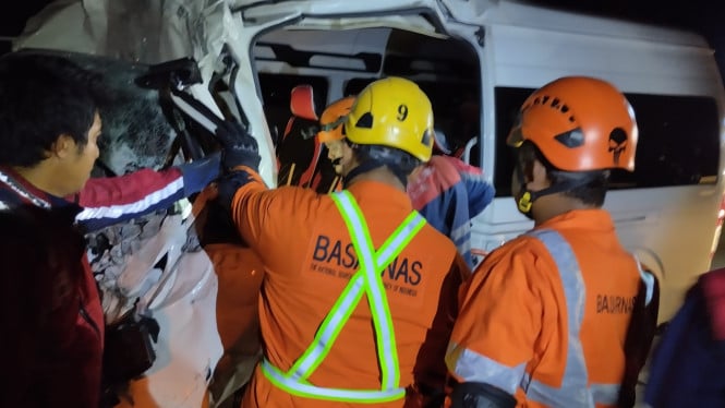 Dramatis, Tim SAR Evakuasi Korban Hiace Tabrak Truk di Jalan Tol Pemalang