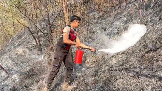 Petugas melakukan pemadaman lahan di lereng Gunung Sumbing.