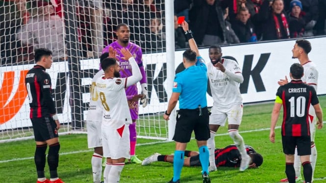 Kiper AC Milan Mike Maignan diusir wasit karena pelanggaran saat laga melawan Bournemouth di Liga Europa.