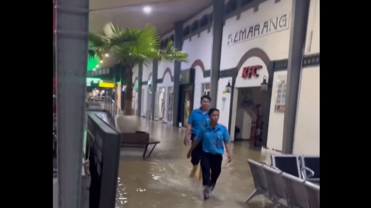 Foto Stasiun Semarang Tawang Terendam Banjir Kai Lakukan Pembatalan