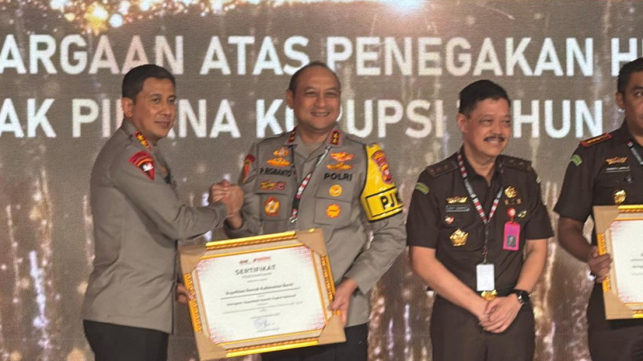 Kapolda Kalbar Jenderal Pol Pipit Rismanto menerima penghargaan KPK