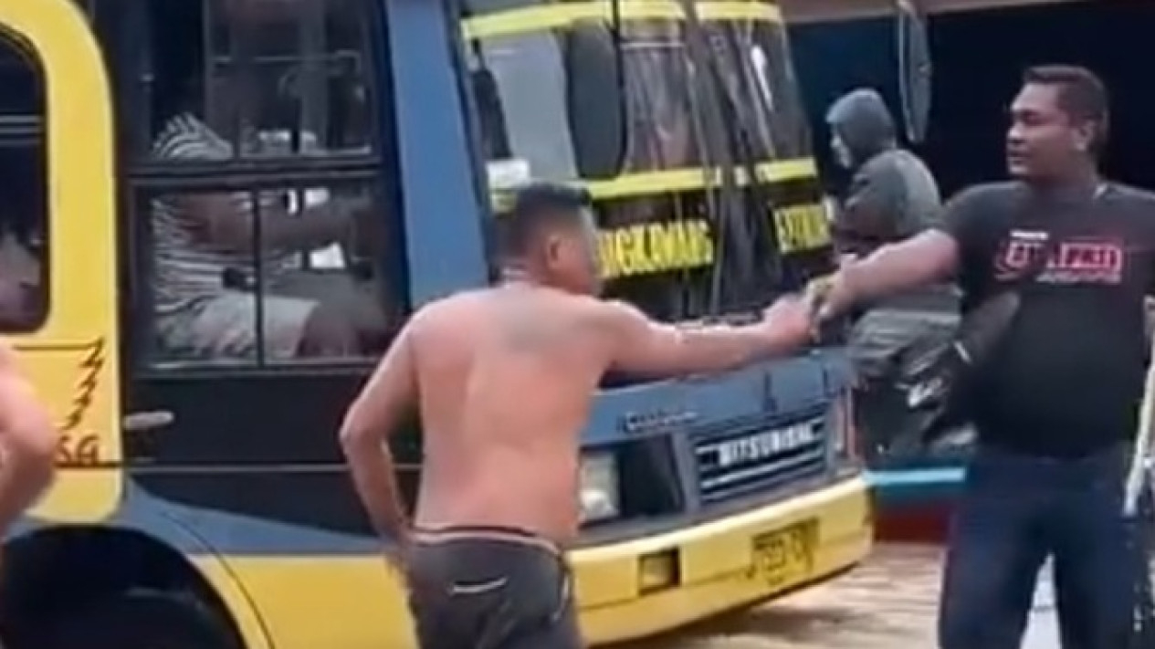 Pemalakan kepada sopir bus di ruas Jalan Kembayan, Sanggau