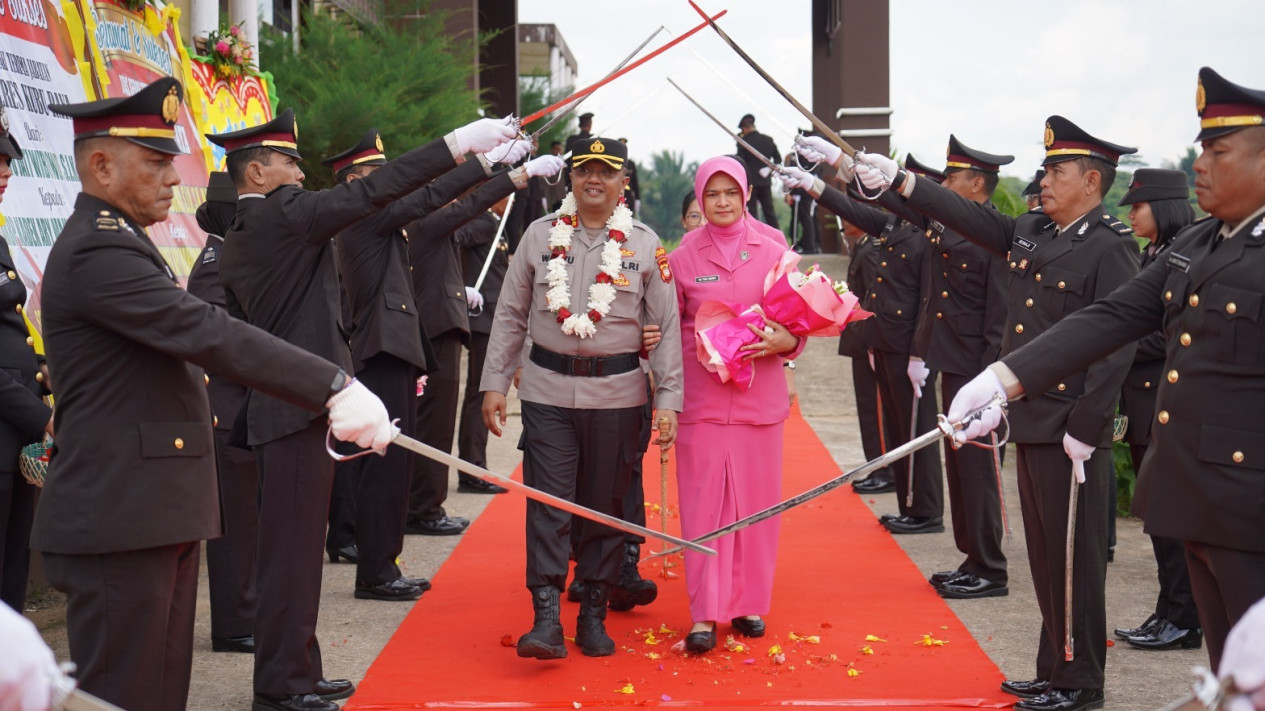 Tradisi Pedang Pora mewarnai Sertijab Kapolres Kubu Raya
