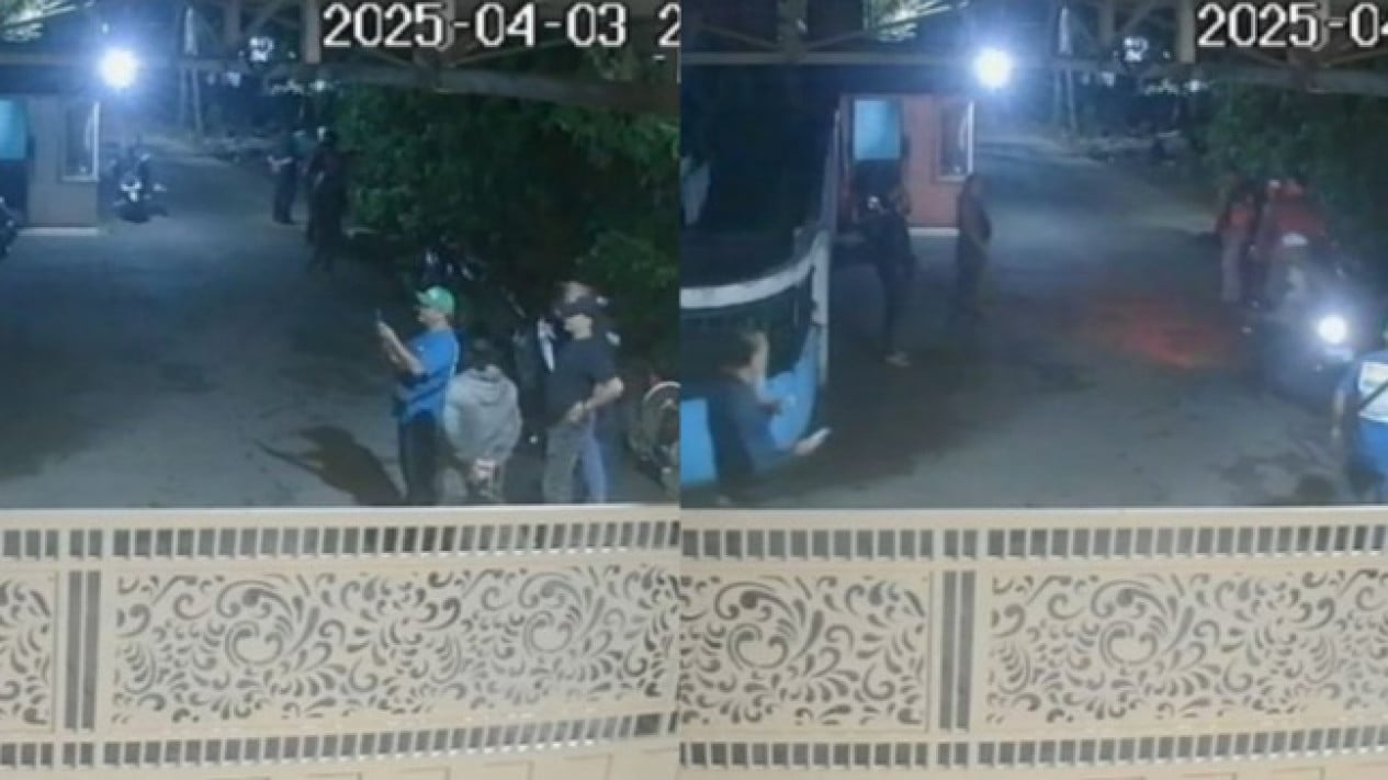 Sejumlah orang mendatangi rumah Andi Way di Pontianak