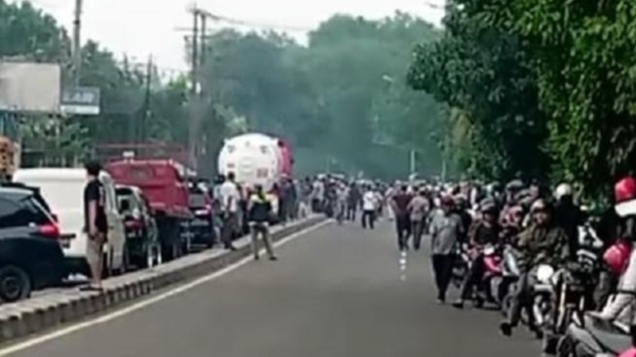 Kondisi bentrok di Jalan Raya Jakarta-Bogor Depok