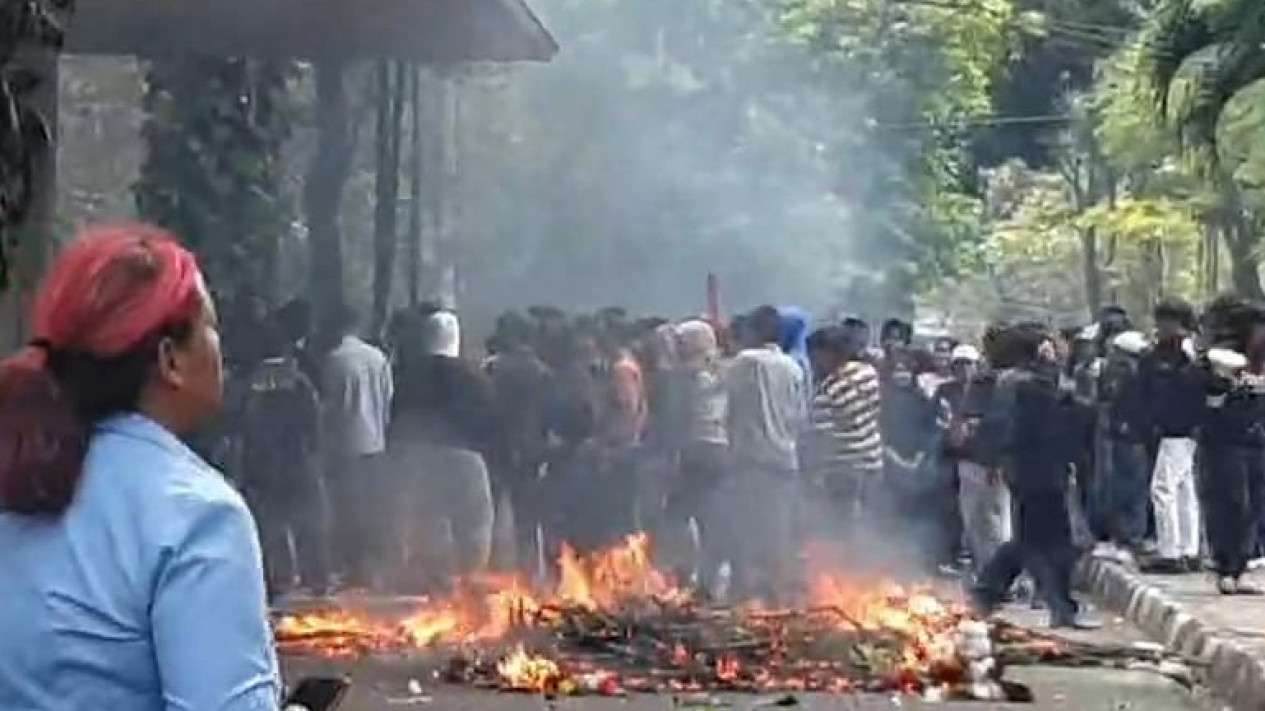 Aksi unjuk rasa di Universitas Pancasila (UP) pasca pemecatan rektor