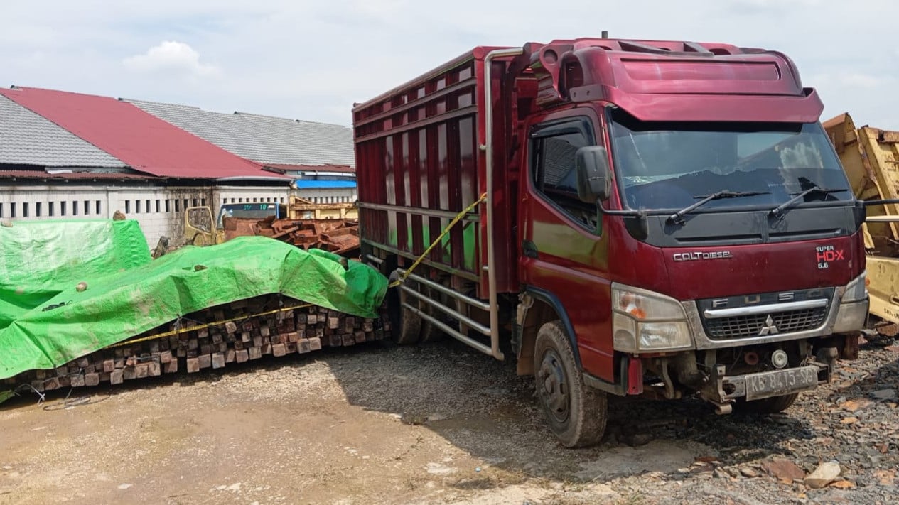 Polda Kalbar Amankan Ribuan Kayu Belian atau Kayu Ulin
